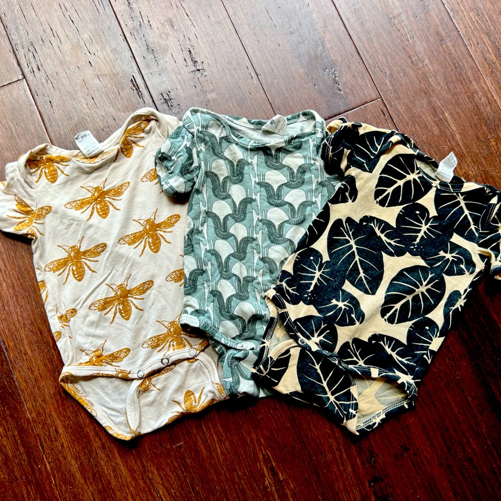 Kate Quinn onesies size 0-3 months